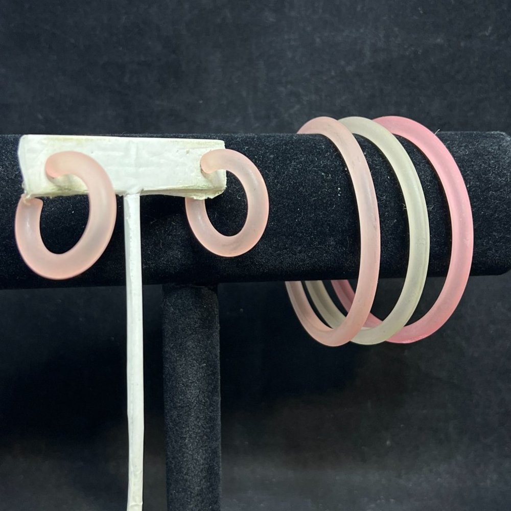 3 Pink Plastic Frosted Bangle Bracelets & Matching Clip On Earrings Signed Japan
